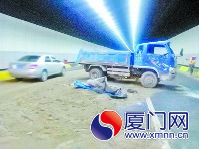 一車沙子撒落在隧道里