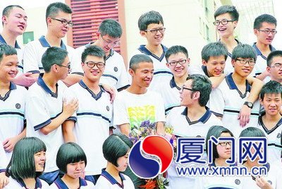 徐益峰（捧花者）昨日回到學(xué)校，和同學(xué)們一起拍畢業(yè)