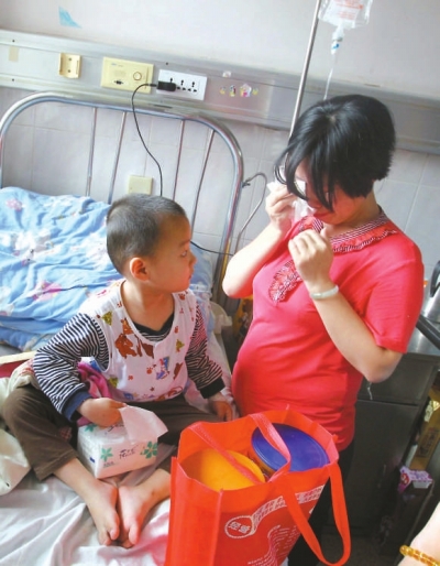 說起小智的病情，戴金霞忍不住落淚。本報(bào)記者朱晨輝攝