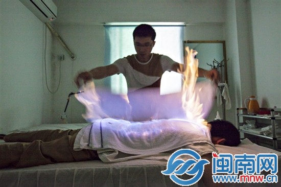 火越燒越旺，技師小唐迅速用毛巾將火撲滅
