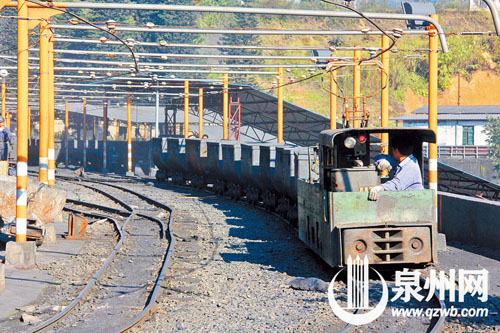 煤礦通過運(yùn)輸車運(yùn)回地面