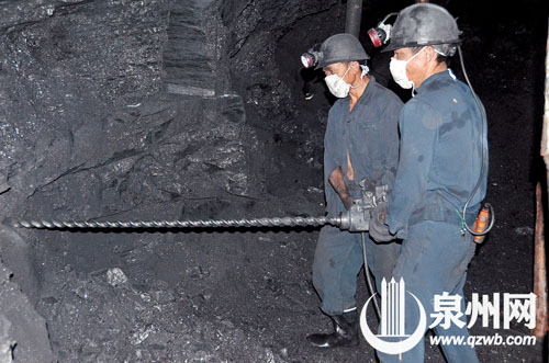 礦工們正在采煤