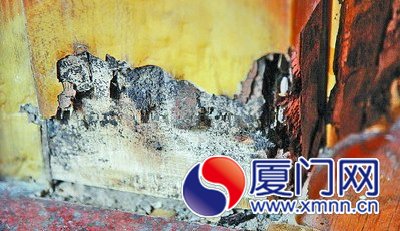 受潮發(fā)霉的木門脫皮了