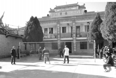 老人正在文化廣場打氣排球。