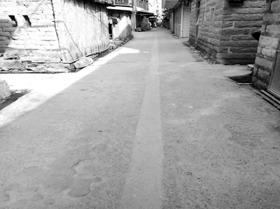 村路中間的條紋是鋪設(shè)自來(lái)水管道留下的痕跡。