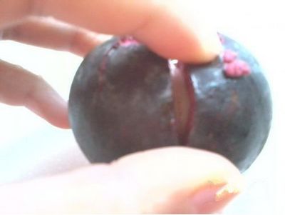 用菜刀,沿著其中兩瓣果肉的縫隙切下去