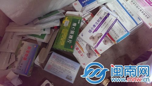店內(nèi)查獲了大量藥品和注射器