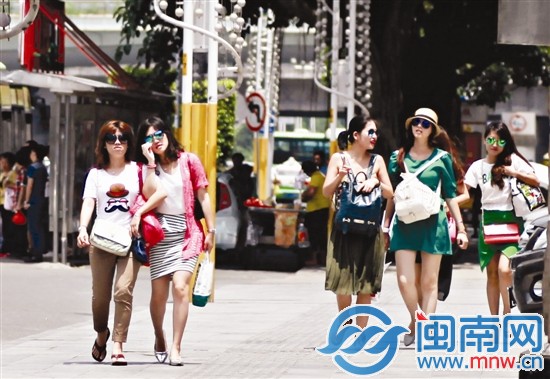 昨天天氣晴好，陽光強(qiáng)烈，市區(qū)泉秀街上幾位美女戴著