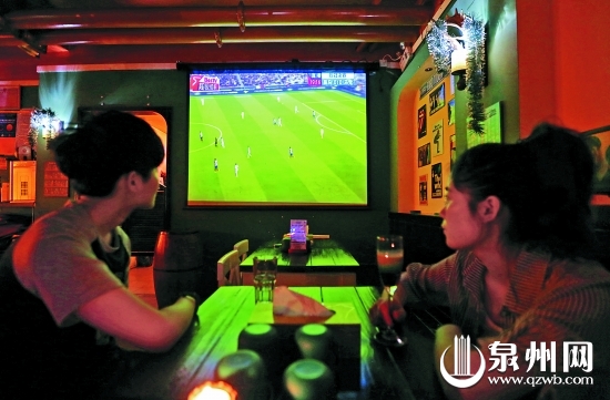 不少酒吧已播放起球賽，為世界杯“預熱”。