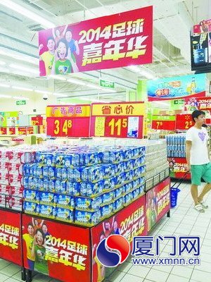 易拉罐裝啤酒被擺在顯眼的貨架上。