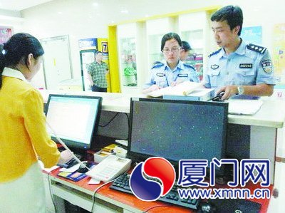 民警正在清查賓(旅)館。