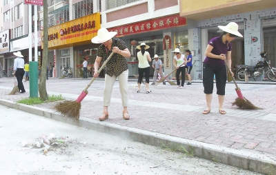 溪美街道組織干部職工在市區(qū)柳園南路打掃衛(wèi)生。本報