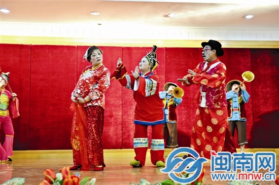 石獅一支表演隊(duì)表演的“內(nèi)山姑娘要出嫁”