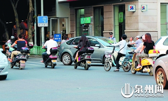 電動(dòng)車闖機(jī)動(dòng)車道非常普遍