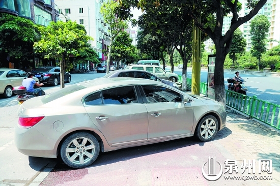 汽車占用非機動車道，影響電動車通行
