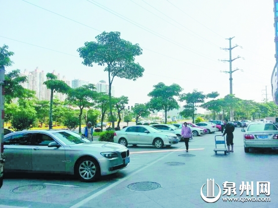 小區(qū)門口來了收費(fèi)者