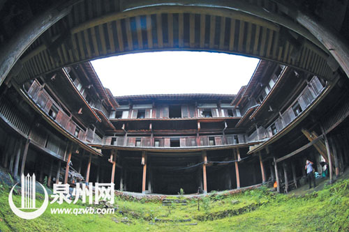 土樓已多年無人居住，庭院幽靜