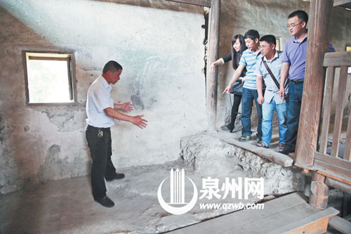 許進(jìn)丁向游客們比劃著土樓墻體的厚度,當(dāng)年建造土樓