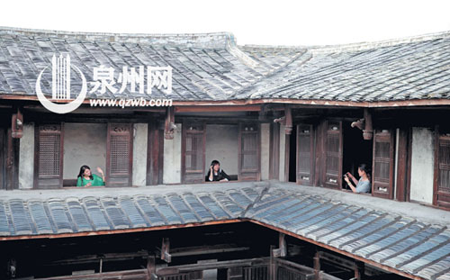 古香古色的土樓對(duì)都市人很有吸引力,不少人結(jié)伴前往