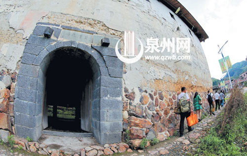 龍通土樓位于偏遠山村，離感德鎮(zhèn)區(qū)有將近1個小時車