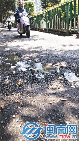 路面坑坑洼洼的，騎車經(jīng)過顛得厲害