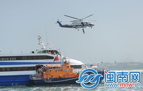 救助船靠近遇險(xiǎn)客船，“飛人”也正在下落