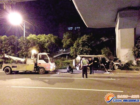 皮卡車頭被撞得卷了起來