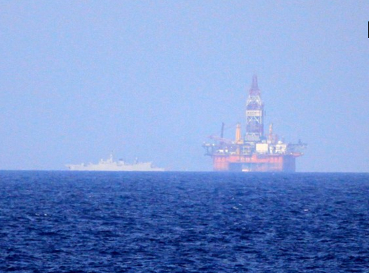 越南拍攝的中國海空力量護(hù)衛(wèi)981鉆井平臺。