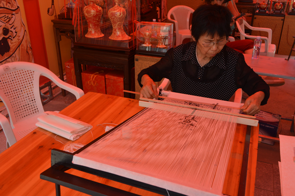 本土藝人展示紙織畫制作過(guò)程