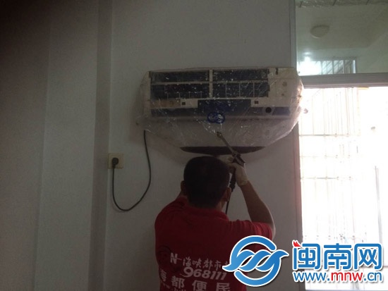 師傅正在清洗空調(diào)1