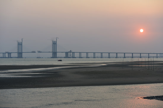 傍晚時(shí)分的泉州灣跨海大橋，夕陽(yáng)無(wú)限好