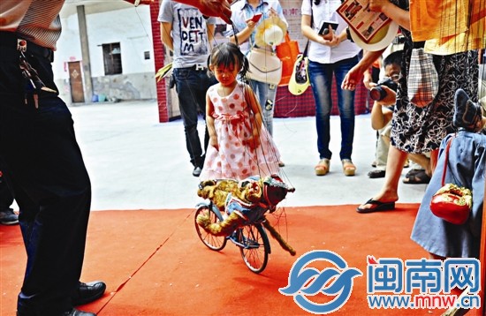 提線木偶的精彩表演讓孩子好奇不已