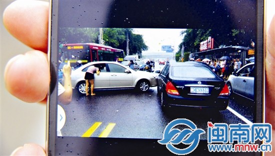 車主將現(xiàn)場拍下，供交警認定