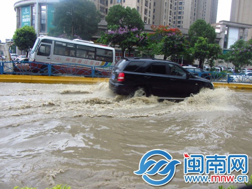 南環(huán)路積水路段，汽車駛過