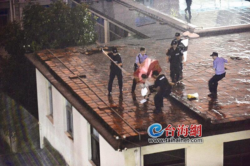 警方將持刀男子制服