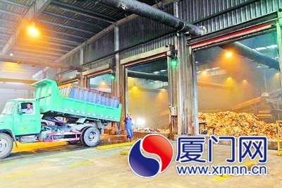 運輸車輛將干、濕垃圾分開送至垃圾分類處理廠