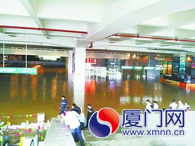 廈門北站出站口一片汪洋