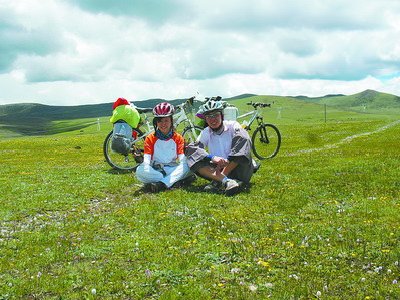 相戀中的兩人拍攝于川藏線上高爾寺山頂