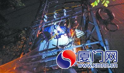 電力人員冒雨搶修變壓器