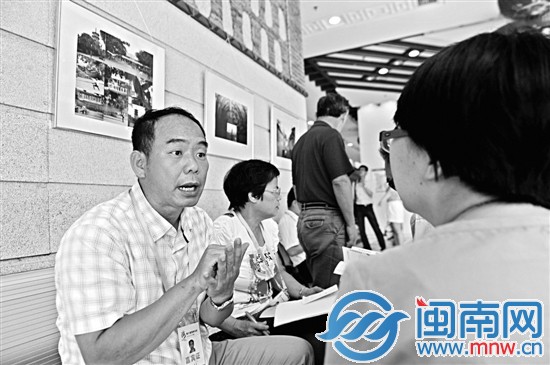 林哲光（左1）和姑姑（左2）希望借活動(dòng)尋到祖籍地