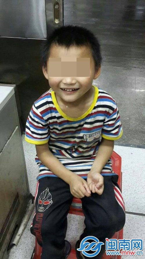 鄒先生的兒子很可愛，見人就笑