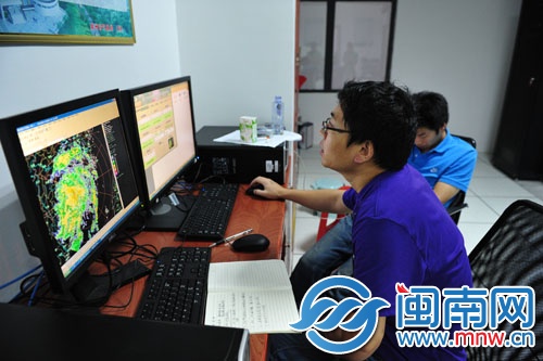 工作人員正查看雷達(dá)試運(yùn)行情況