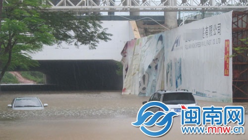 北站鐵路涵洞積水，兩部轎車被淹