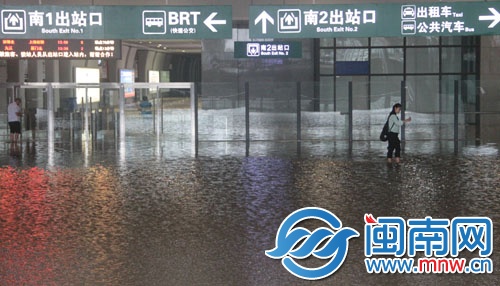 廈門北站負(fù)一層出站口積水深至小腿處