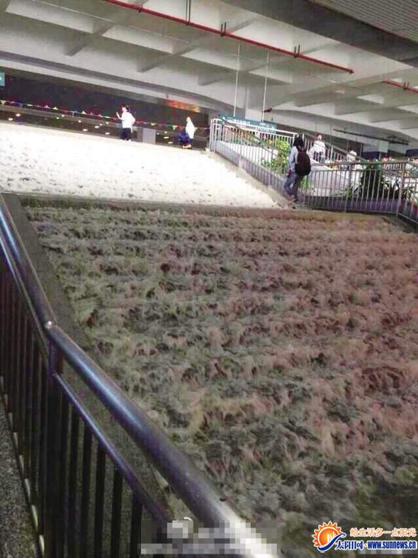 北站地下商場(chǎng)入口處水流滾滾