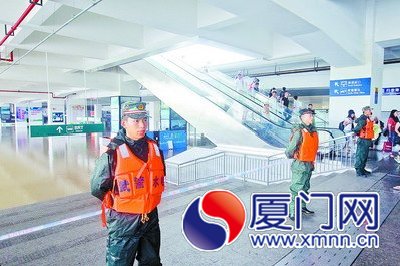 武警戰(zhàn)士在廈門北站現(xiàn)場警戒