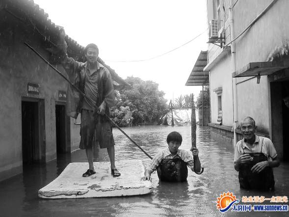 集美前場柿樹村老林一家進出家門都要撐“船”。