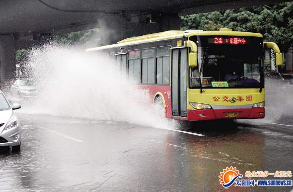 仙岳路岳陽小區(qū)門口路面積水，公交車經過
