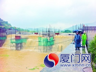 蓮花水庫的水路從大壩上漫出