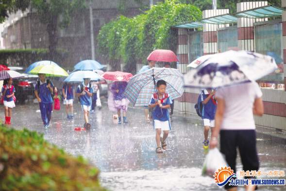 昨日早上，在金尚小學(xué)門口,孩子們冒雨上學(xué)。